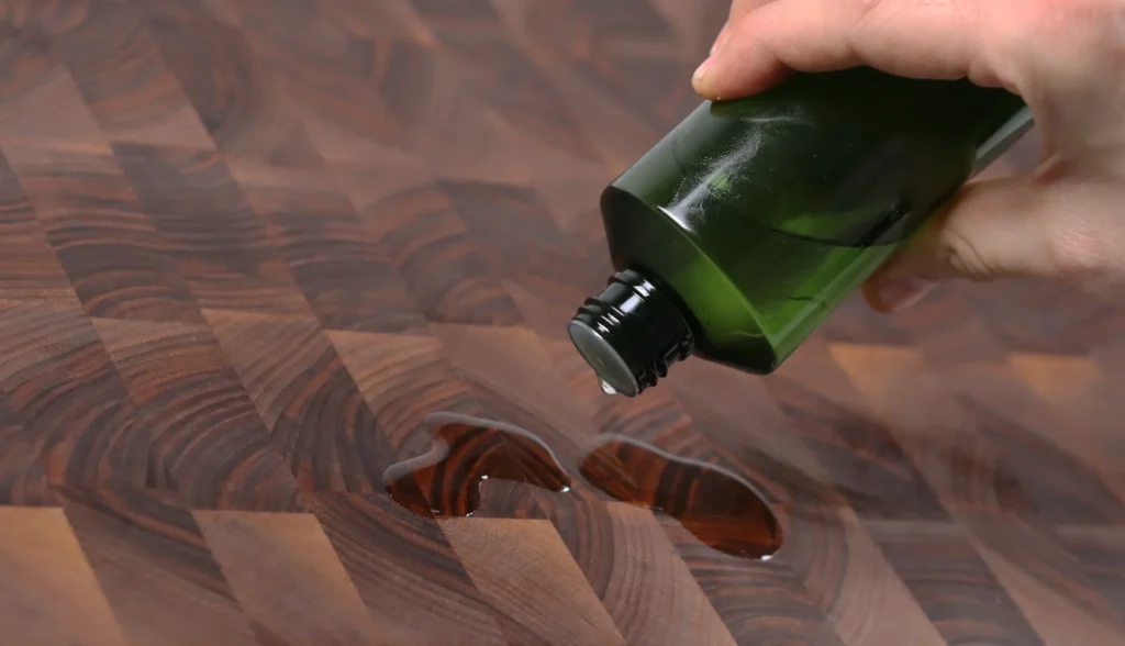 aceite para tablas de picar sobre tabla de nogal