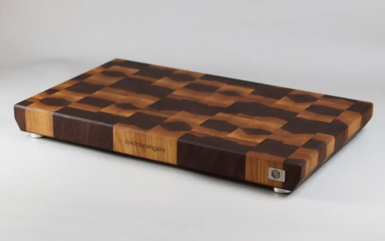 Tabla de cortar en maderas oscuras de nogal americano