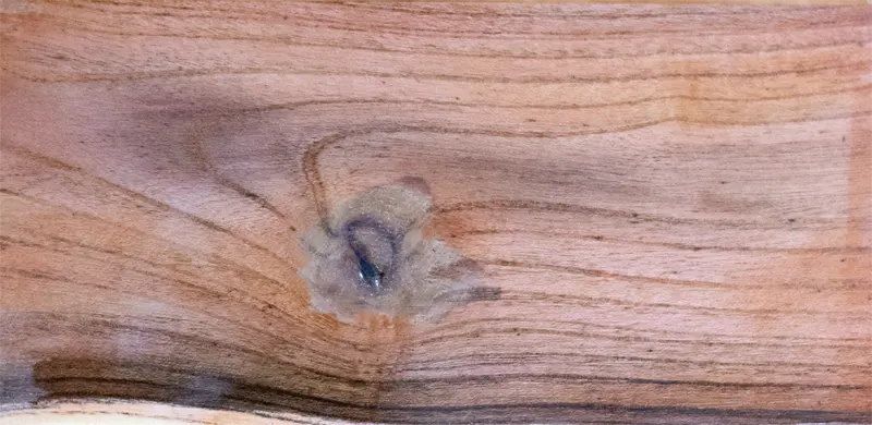 detalle de veta de madera de pistacho con nudo